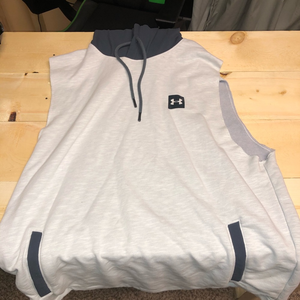 UNDER ARMOUR CUT-OFF SWEATSHIRT